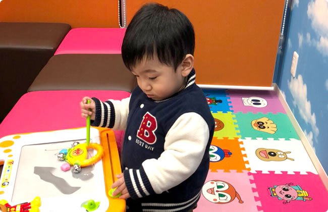 キッズスペースで遊ぶ子供
