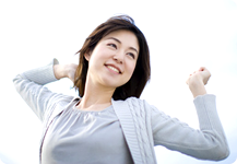 仕事中に伸びをする女性