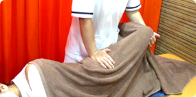 骨盤矯正を受ける女性